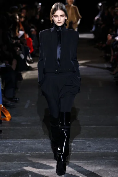 Look 32